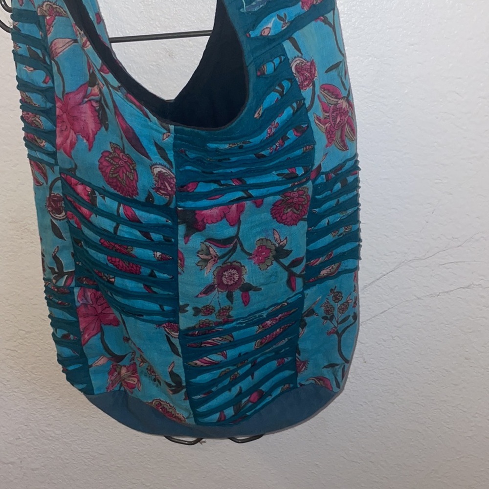NEXT TO NEW AVATAR HOBO CRISS CROSS BODY BAG IN VIBRATING COLORS ZIPPER CLOSURE